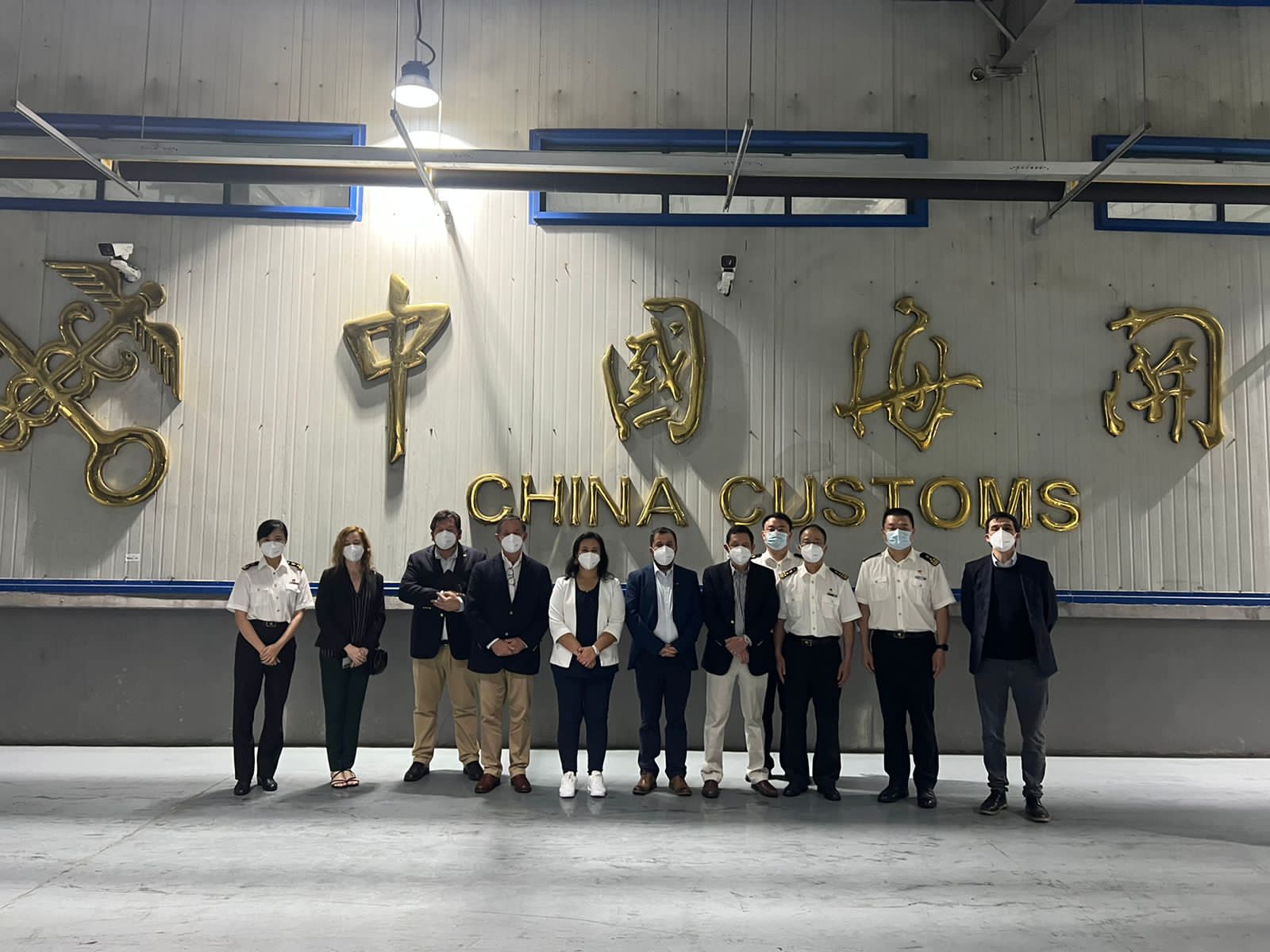Con las autoridades del puerto de Yangshan en Shanghai