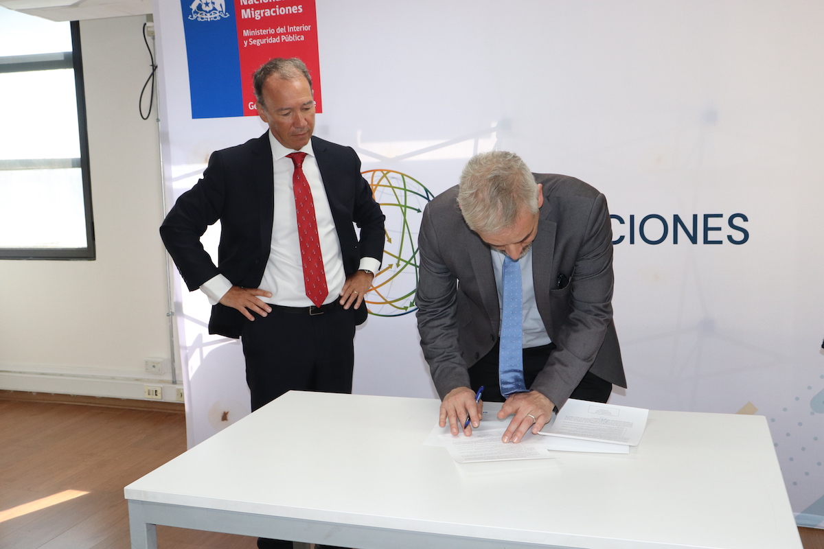 Firma-Director de SERNAMIG-3